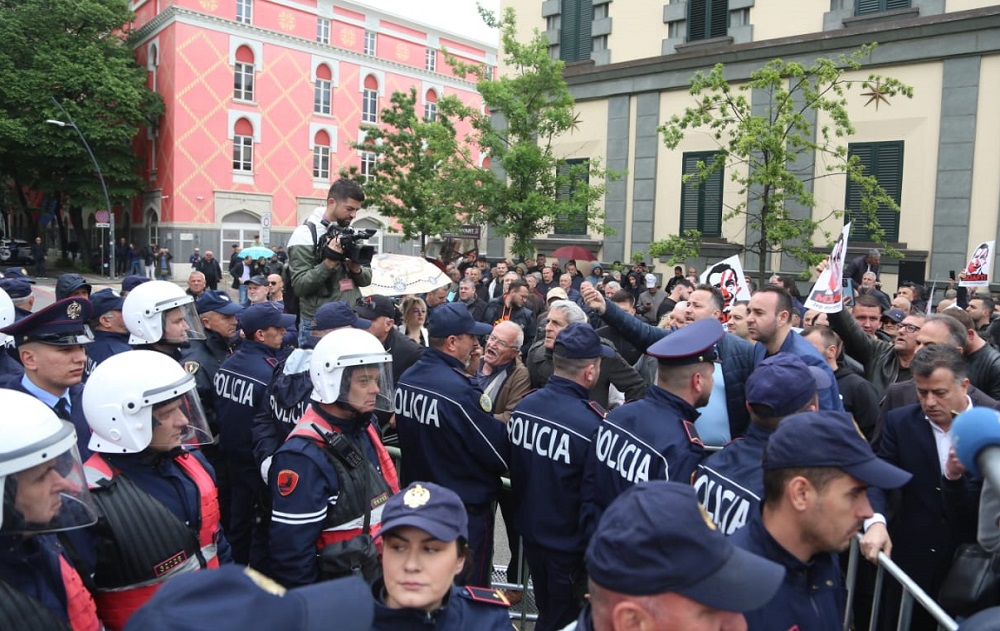 Sot protesta e opozites para Bashkise, policia plan masash: Rruget qe bllokohen
